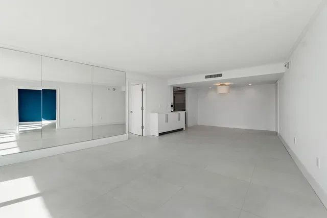 Trianon Unit 1606 photo 10