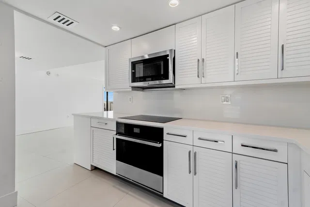 Trianon Unit 1606 photo 11