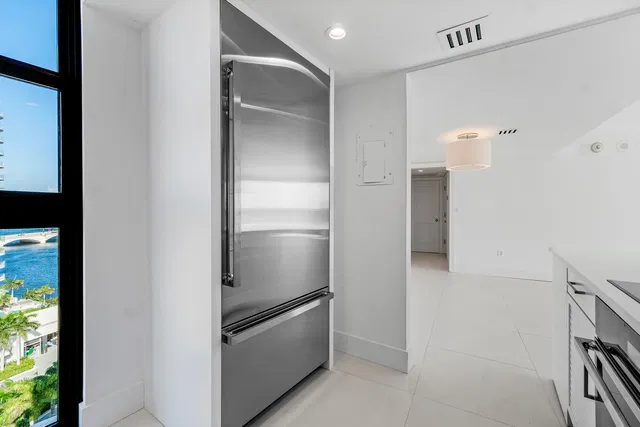 Trianon Unit 1606 photo 12