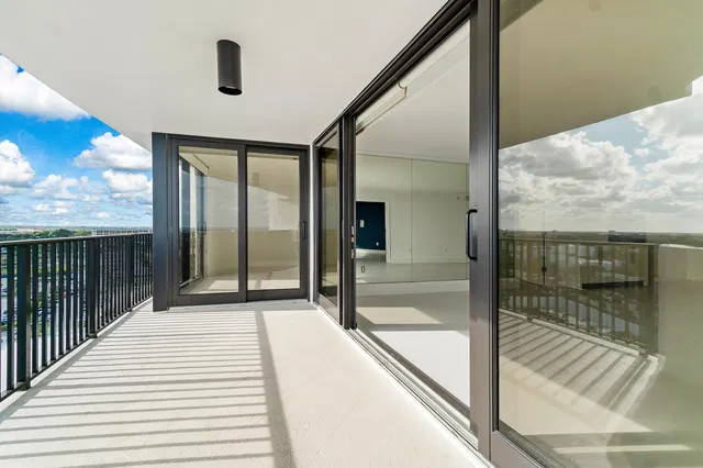 Trianon Unit 1606 photo 14