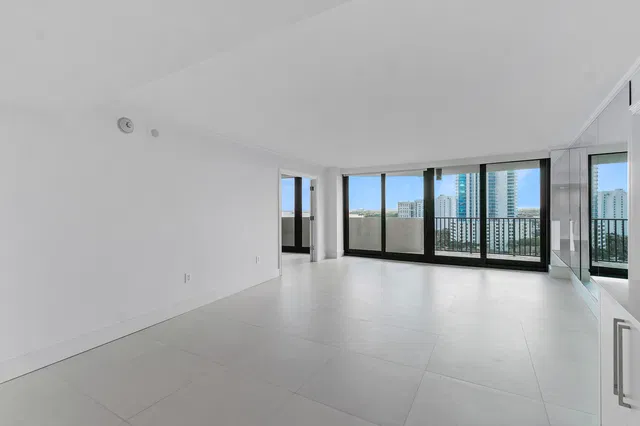 Trianon Unit 1606 photo 17