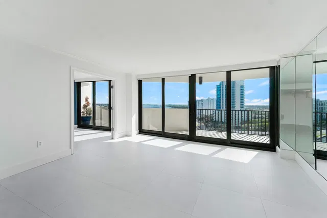 Trianon Unit 1606 photo 19
