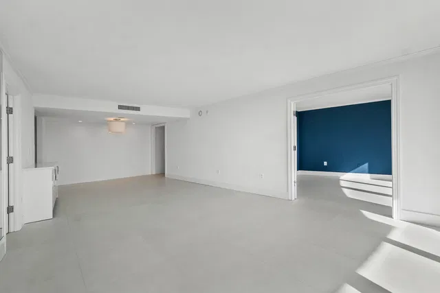 Trianon Unit 1606 photo 20