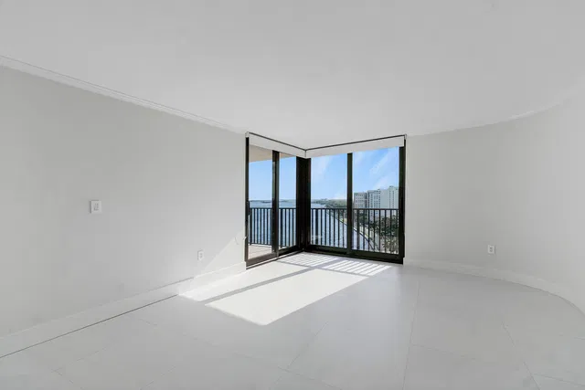 Trianon Unit 1606 photo 25