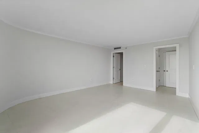 Trianon Unit 1606 photo 26