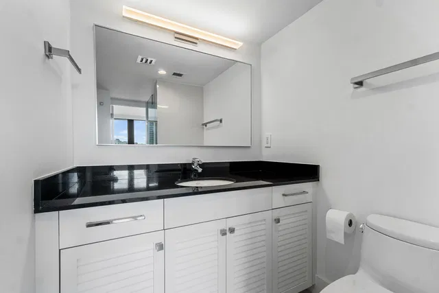 Trianon Unit 1606 photo 28