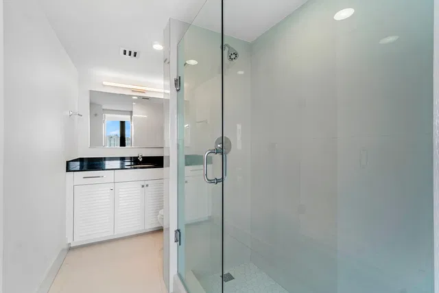 Trianon Unit 1606 photo 29