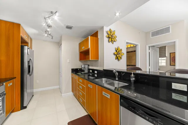 The Whitney Unit 628 photo 10