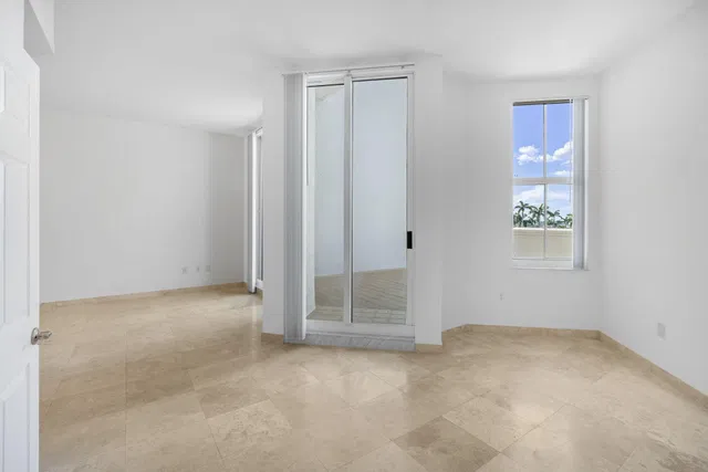 The Strand Unit 306 photo 19
