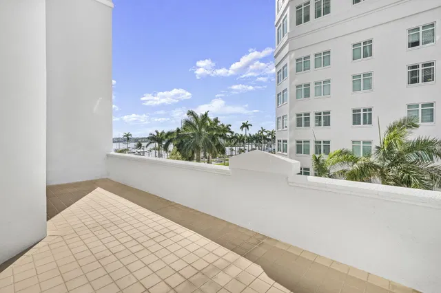 The Strand Unit 306 photo 32
