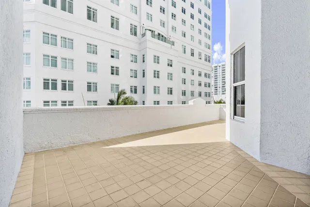 The Strand Unit 306 photo 35