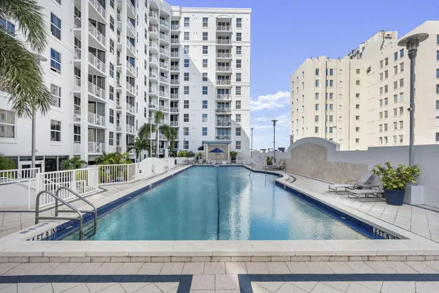 The Strand Unit 306 photo 41
