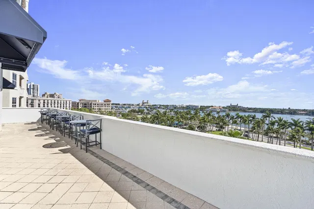 The Strand Unit 306 photo 46