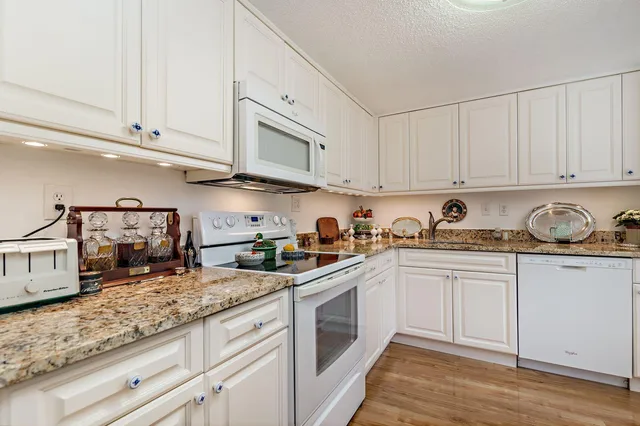Trianon Unit 806 photo 6