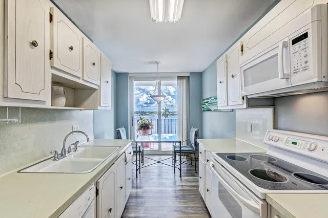 1701 S Flagler Unit 707 photo 8