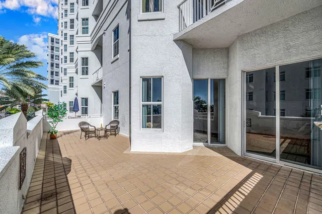 The Strand Unit 307 photo 4