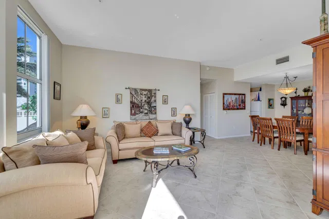 The Strand Unit 307 photo 10