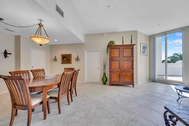 The Strand Unit 307 photo 11