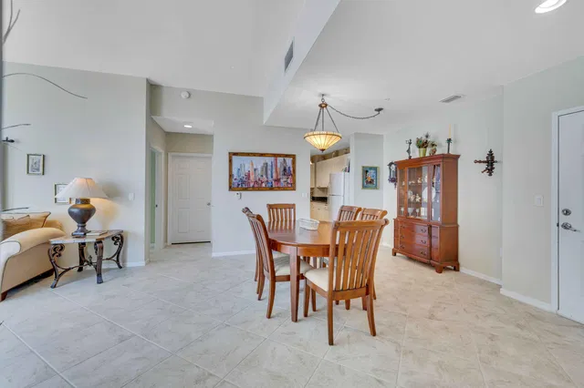The Strand Unit 307 photo 14