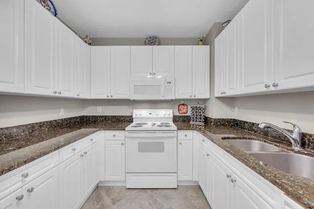 The Strand Unit 307 photo 17