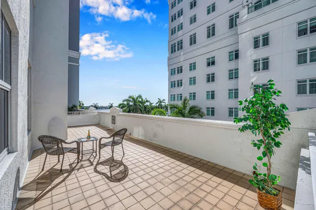 The Strand Unit 307 photo 27