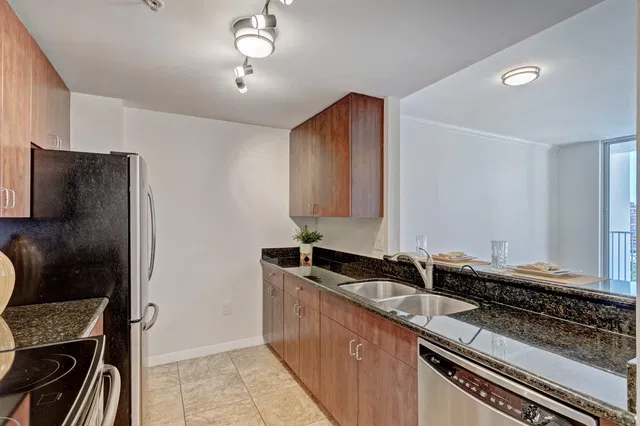 The Strand Unit 1206 photo 8
