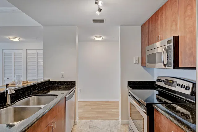 The Strand Unit 1206 photo 9