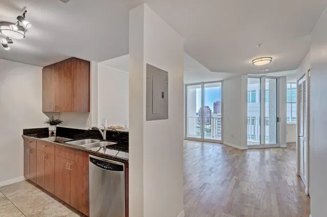 The Strand Unit 1206 photo 10