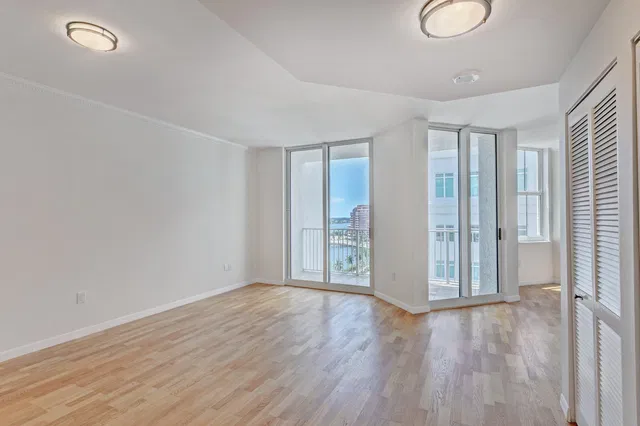The Strand Unit 1206 photo 12