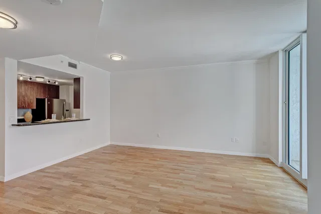 The Strand Unit 1206 photo 15