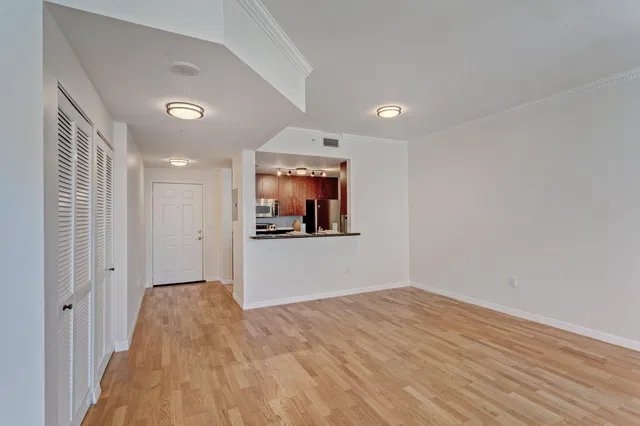 The Strand Unit 1206 photo 17