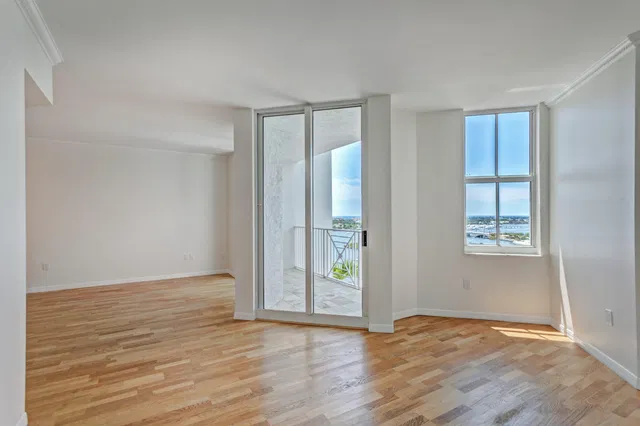 The Strand Unit 1206 photo 19