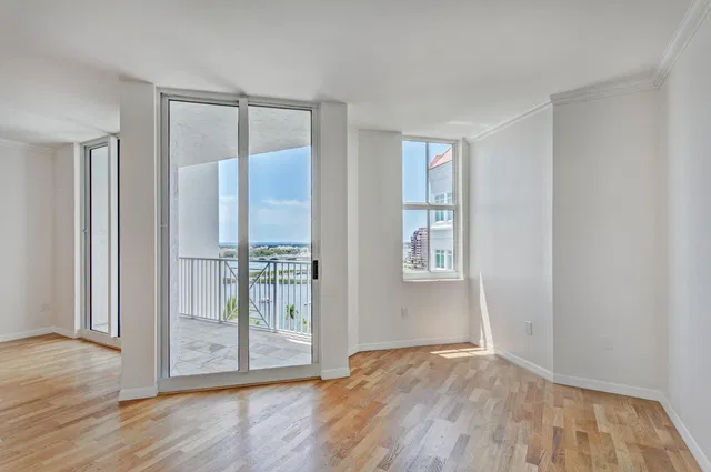 The Strand Unit 1206 photo 20
