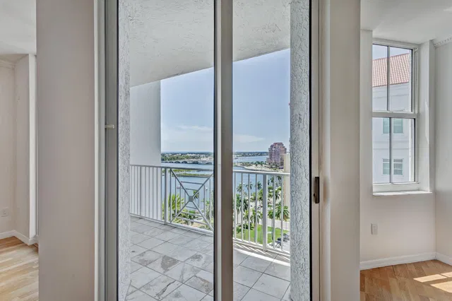 The Strand Unit 1206 photo 21