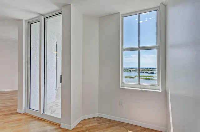 The Strand Unit 1206 photo 24