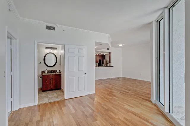 The Strand Unit 1206 photo 25