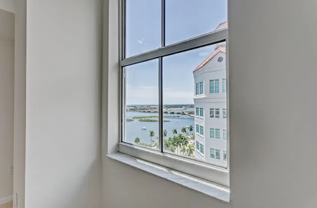 The Strand Unit 1206 photo 32