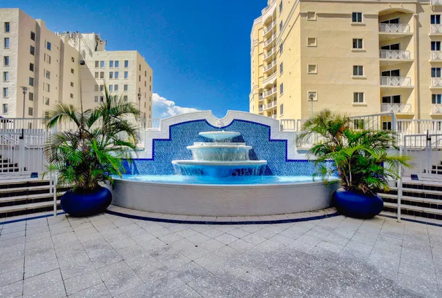 The Strand Unit 1206 photo 36