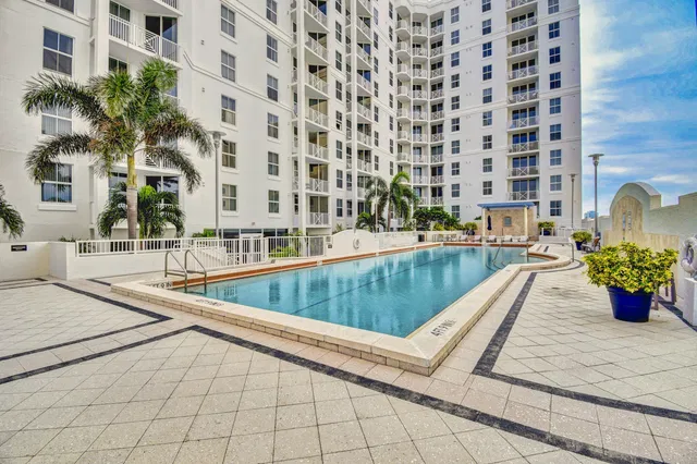 The Strand Unit 1206 photo 39