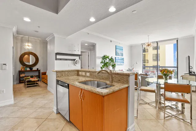 Two City Plaza Unit 1003 photo 4