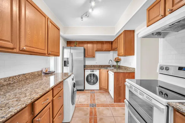 Unit E101 photo 19