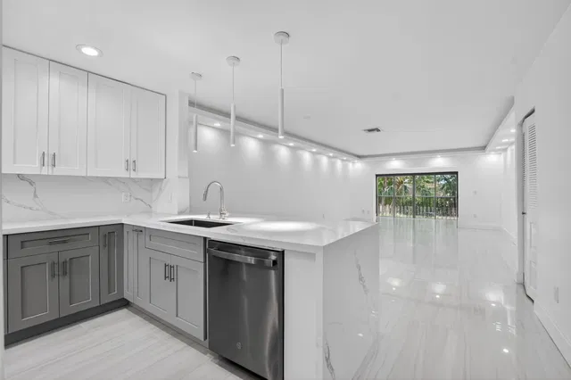 Unit 28F photo 4