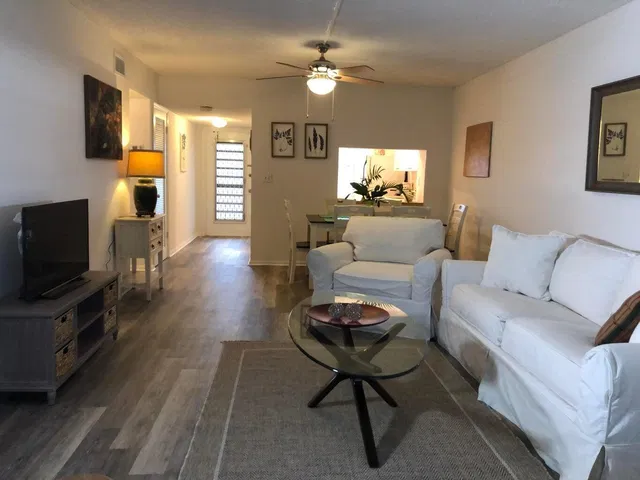 Unit 1023 photo 3