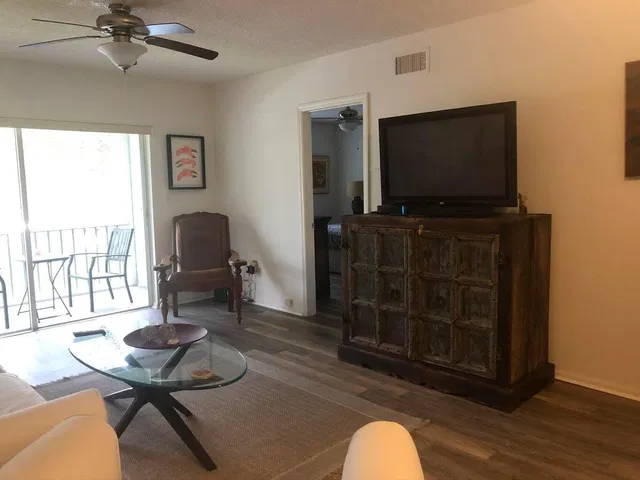 Unit 1023 photo 5