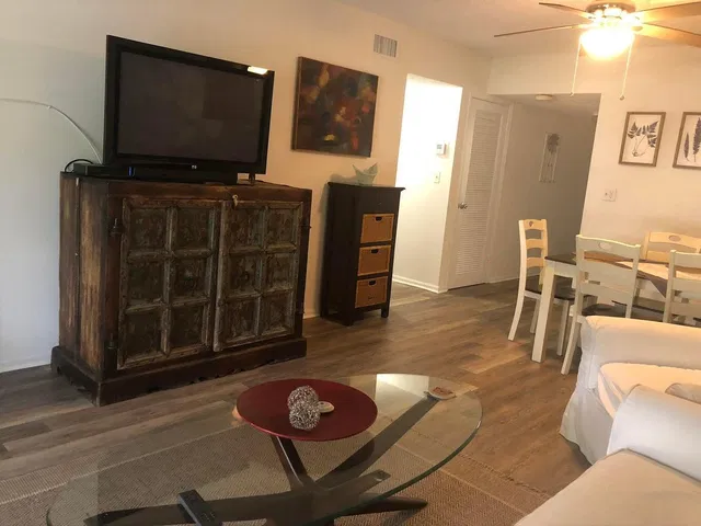 Unit 1023 photo 6