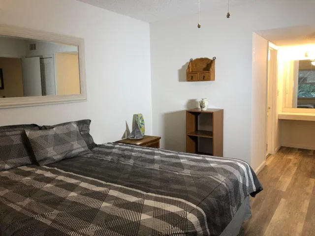 Unit 1023 photo 13