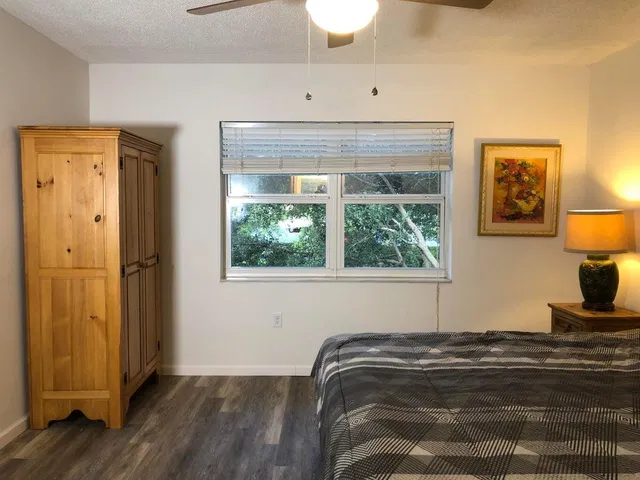 Unit 1023 photo 15