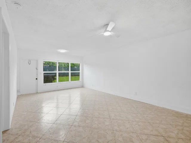 Unit 8 photo 23