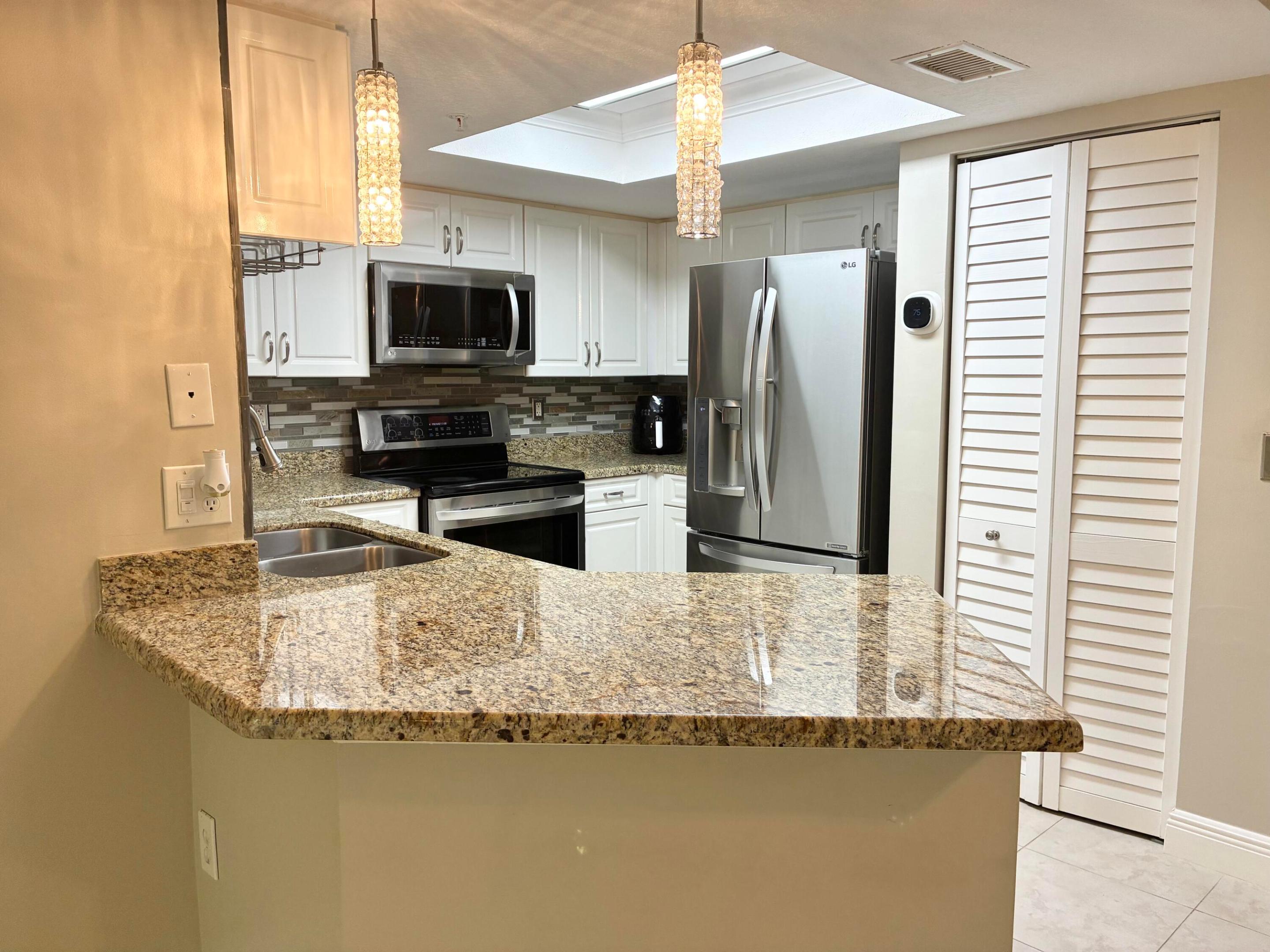  Unit 1005 photo 6