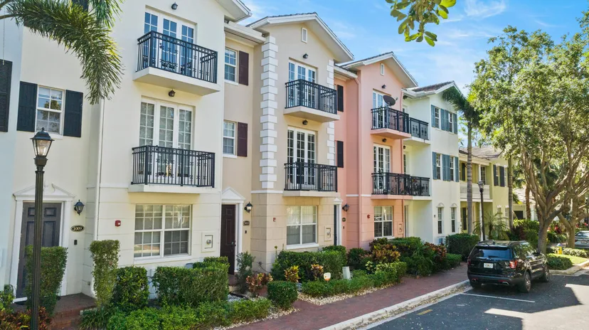 Sold Jun 2024 · 1011 W Heritage Club Circle, Delray Beach